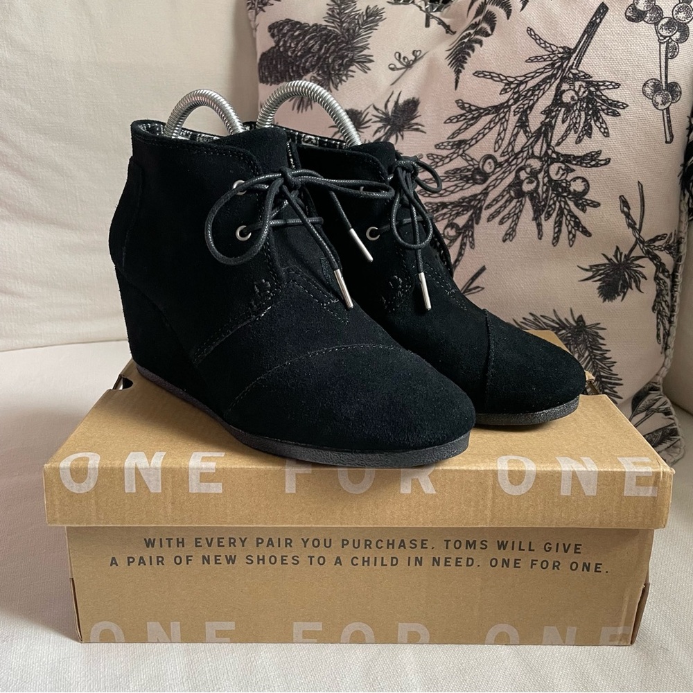 Tom’s Desert Wedge lace up  black suede bootie for women’s new in box size 9